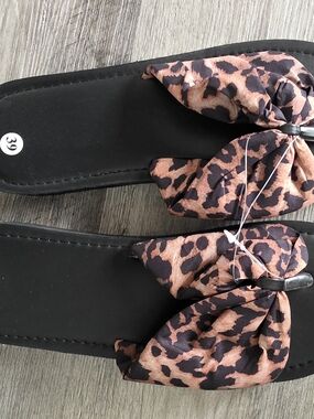 Source Unknown Black Slide Sandals with Leopard Bow Accent